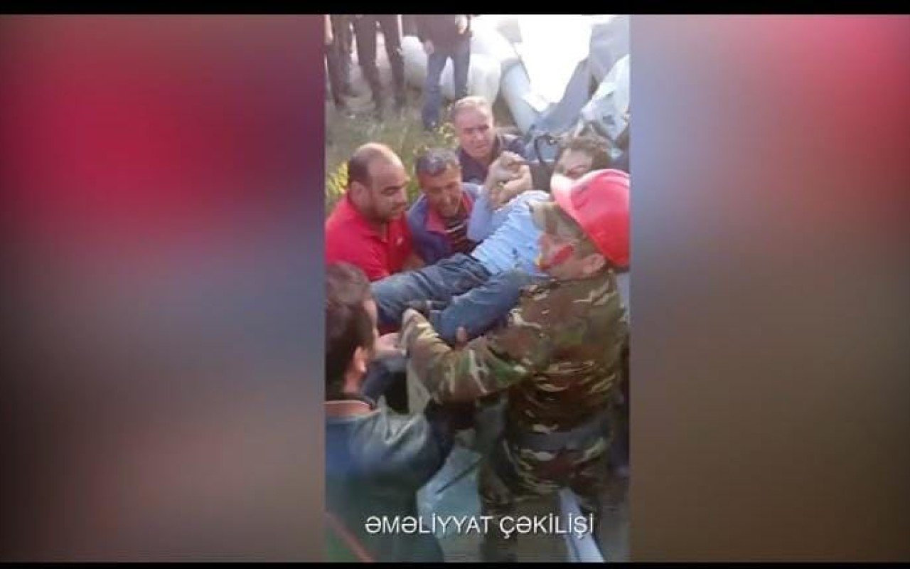 Qobustanda yük maşını aşdı, sürücü belə xilas edildi- VİDEO Qobustanda yük maşını aşdı, sürücü belə xilas edildi- VİDEO